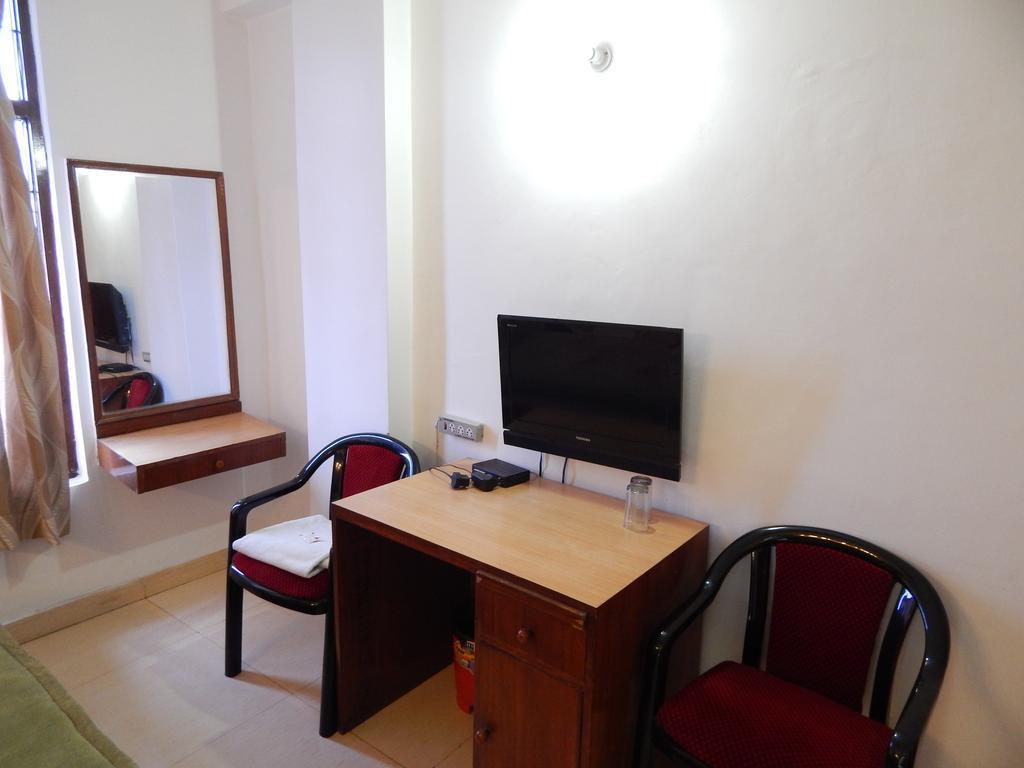 Airport Hotel Paradise International New Delhi Rum bild