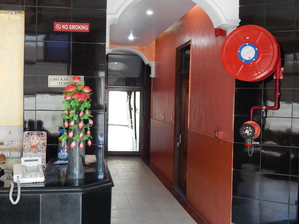 Airport Hotel Paradise International New Delhi Exteriör bild